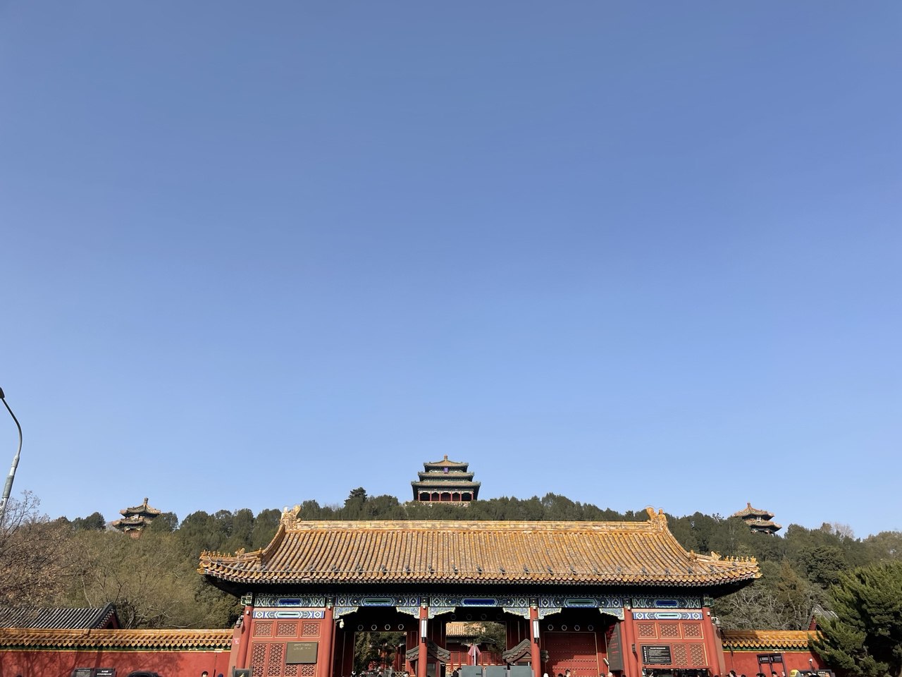 вид на три строения парка Цзиньшан