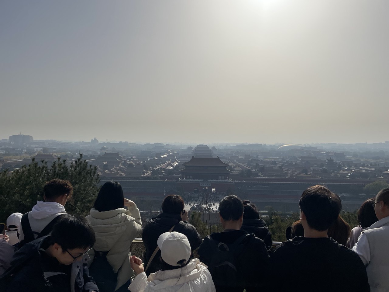 Потрясный вид с верхнего павильона парка Цзиньшан на Запретный город