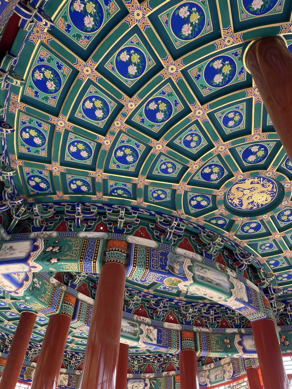 красочный мозаичный узор под сводом здания-персика